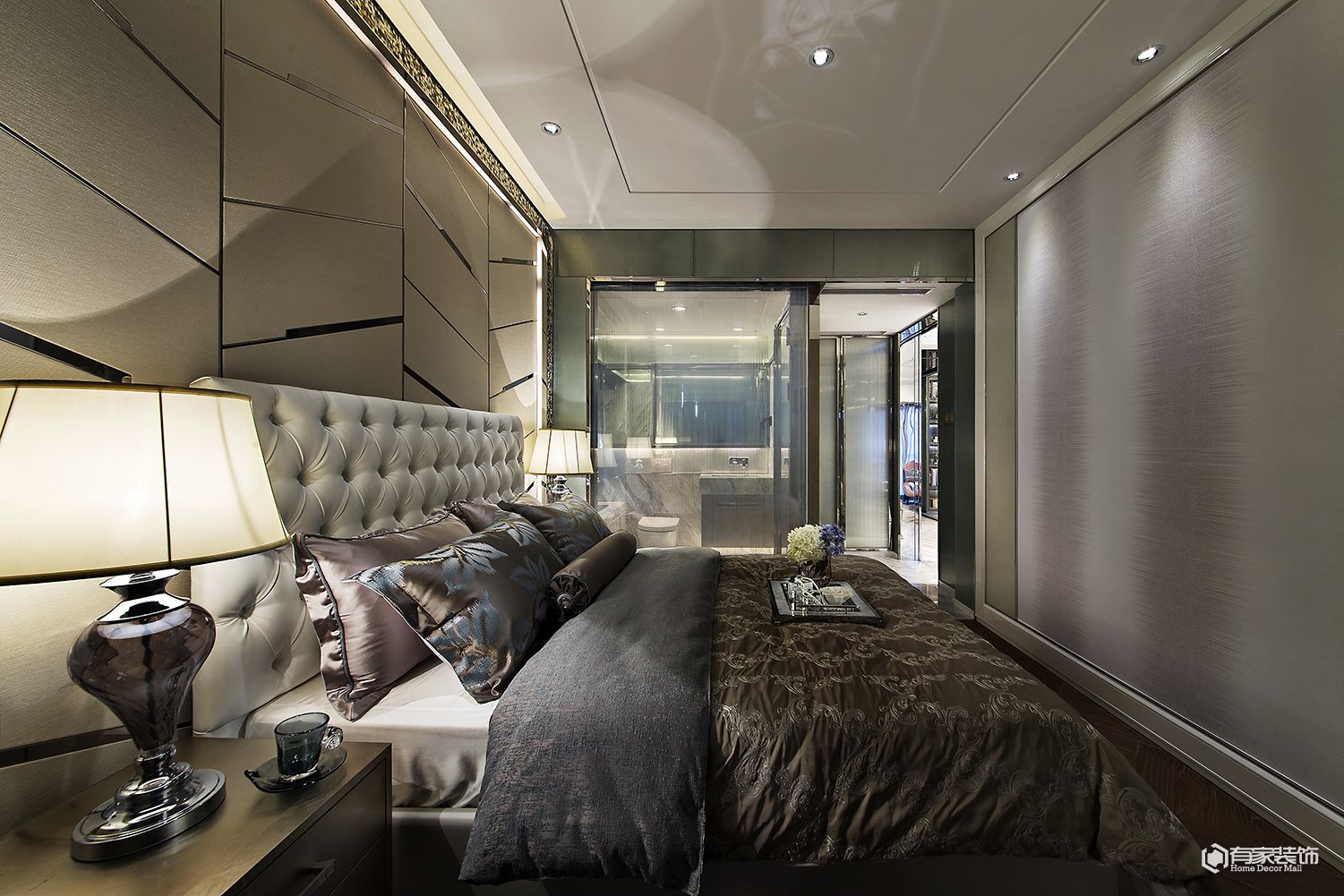 裝修公司在做裝修的時(shí)候，第一件需要注意的事情就是找到好的裝修材料，這個(gè)是最基本的，因?yàn)椴牧虾艽蟪潭壬暇蜎Q定了裝修的質(zhì)量，好的材料可以起到事半功倍的效果，但是在選擇的時(shí)候就需要特別注意，運(yùn)用合適的方法進(jìn)行選擇才是最重要的，所以今天我們就來說一下：鄭州裝修公司應(yīng)該注意如何選料？  首先是進(jìn)行材料的確定   這個(gè)是屬于前期的準(zhǔn)備階段，在進(jìn)行裝修的時(shí)候，先要進(jìn)行一體提前的觀察，何種地方需要用到什么樣的材料都是有要求的，當(dāng)然作為施工方，也可以進(jìn)行適當(dāng)?shù)目剂?，逐漸發(fā)現(xiàn)需要準(zhǔn)備的東西，并最終可以列出一個(gè)清單就是正確的操作。  其次就是合作者的選擇   在進(jìn)行選擇之前，我們需要對(duì)于合作者的資歷進(jìn)行一定的了解，也就是說我們不能找哪些完全就不了解的人進(jìn)行合作，這樣的話，會(huì)增大受騙的幾率，為了達(dá)到相應(yīng)的效果，我們?cè)谶x擇之前需要到相應(yīng)的廠家進(jìn)行了解，最好的實(shí)際參觀并且貨比三家之后再做出決定是最好的，一般來說選擇鄭州裝修公司都會(huì)為你準(zhǔn)備好這些的。