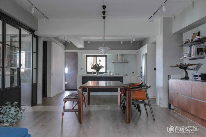 衣柜是裝修家具中不可缺少的 定制還是木工制作？