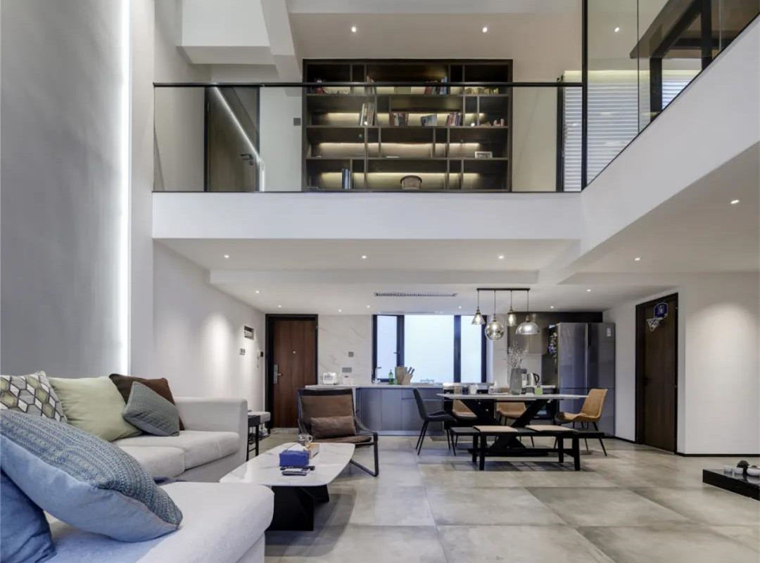 中聯(lián)錦江御景192㎡現(xiàn)代復(fù)式，透明玻璃做電視墻，還做成懸浮效果！