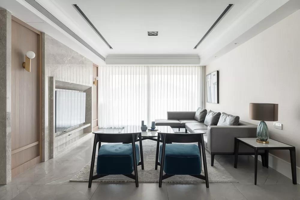 福泰海灣新城200㎡大平層，無主燈光源...這套現(xiàn)代簡約太“簡”了