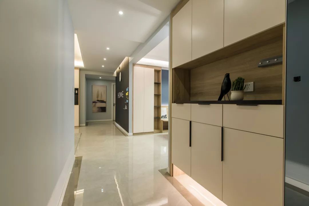 廈門禹洲世紀(jì)海灣143平的簡約風(fēng)三房，客廳外還有個娛樂區(qū)